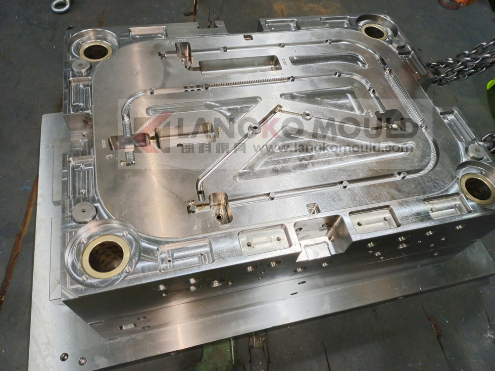 Huangyan rich experience multi cavity plastic injection gas assisted handle mold maker